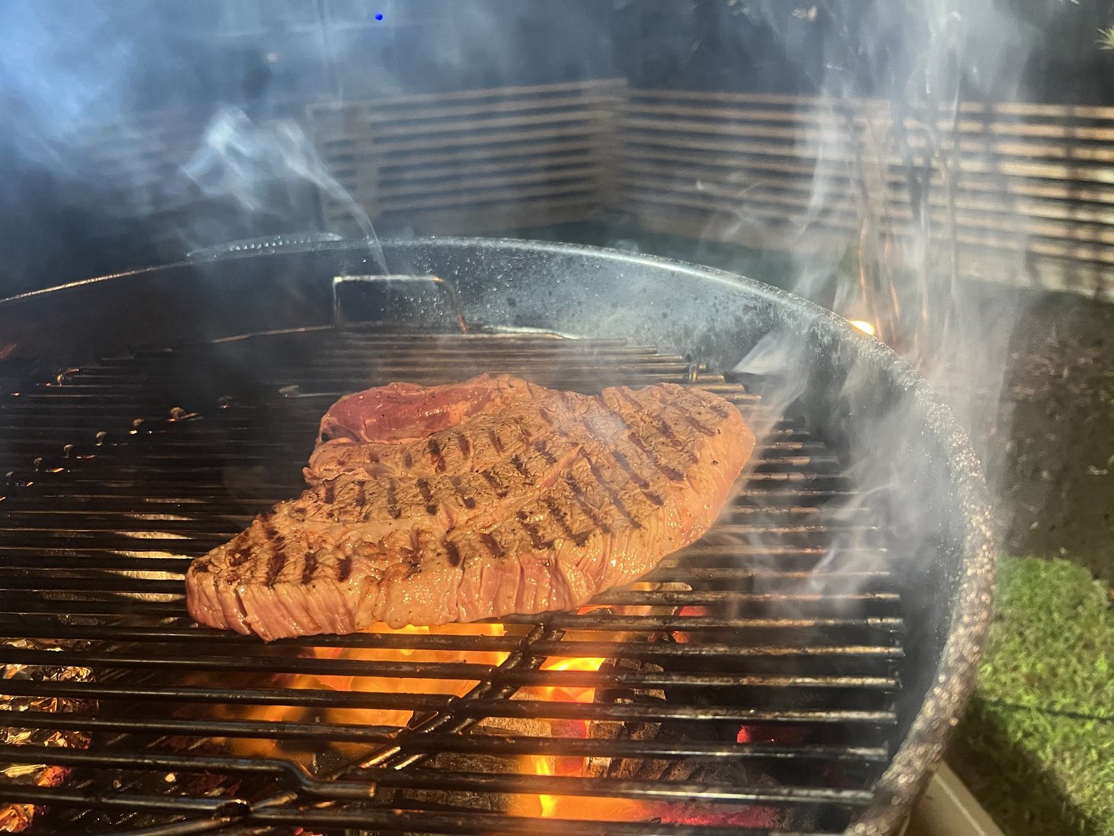 炭火の網で焼く肉