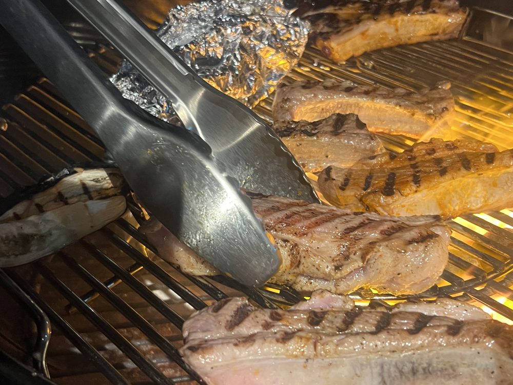 炭火の網で焼く肉