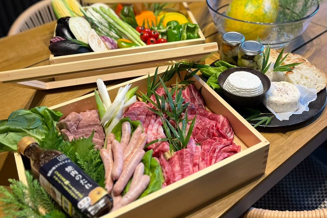 木箱に盛られたBBQの食材。肉、野菜、チーズ、バケット