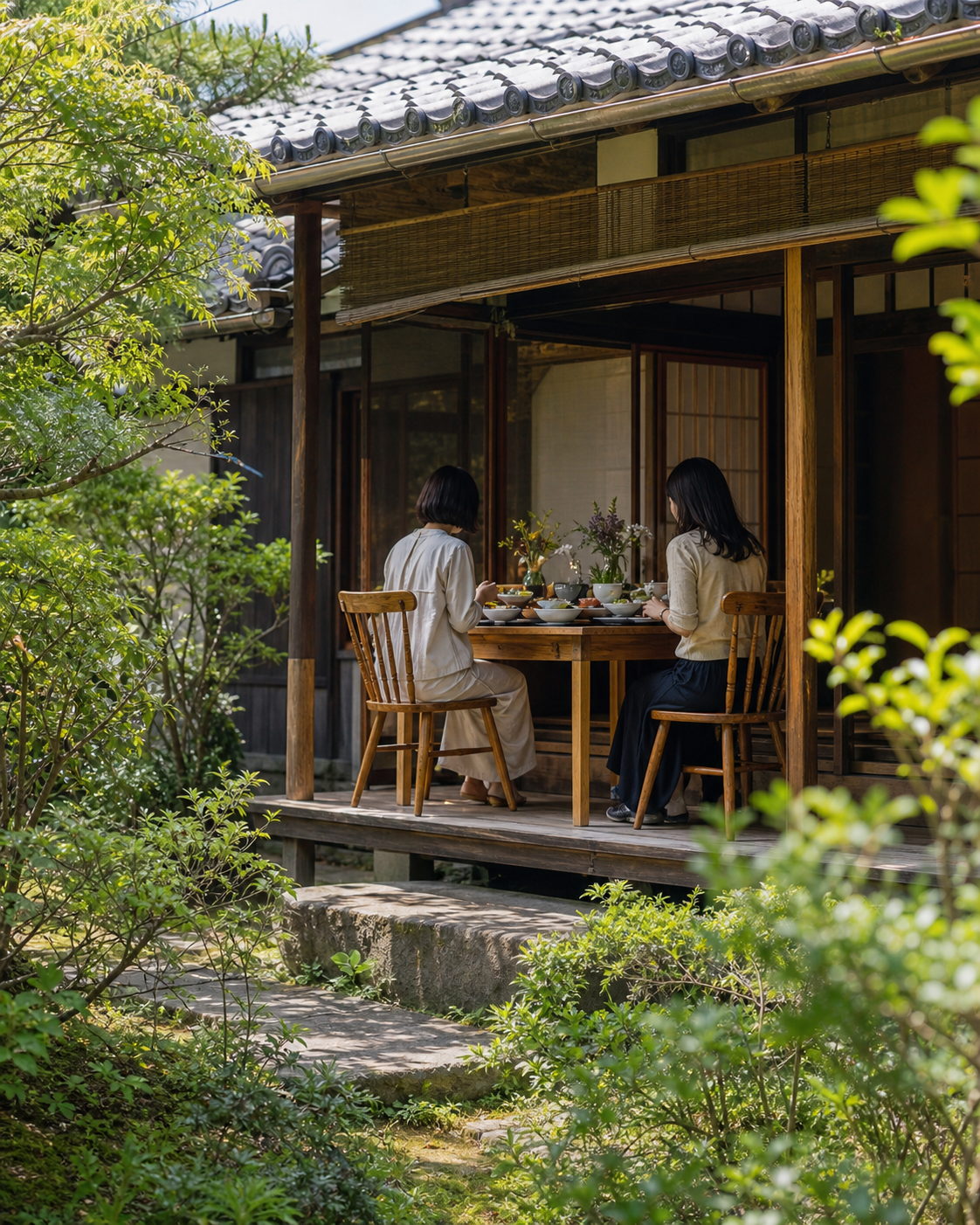 緑に囲まれた縁側での昼食