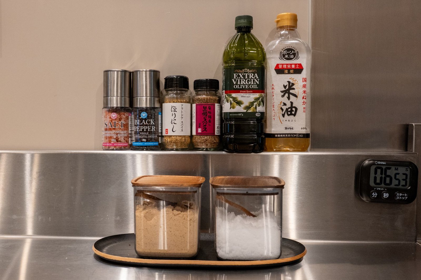オリーブオイルや調味料を並べたキッチンの棚