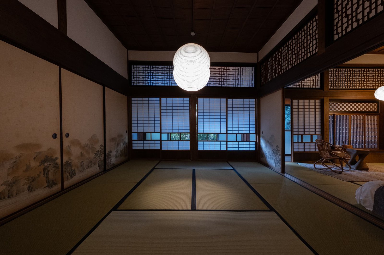 組子の建具と丸提灯が並ぶ母屋の居間