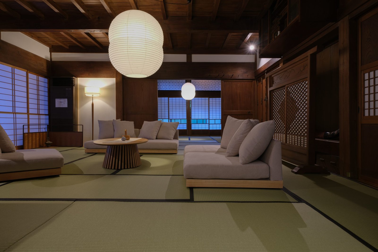 採光の入る、改修を終えた母屋のひろま