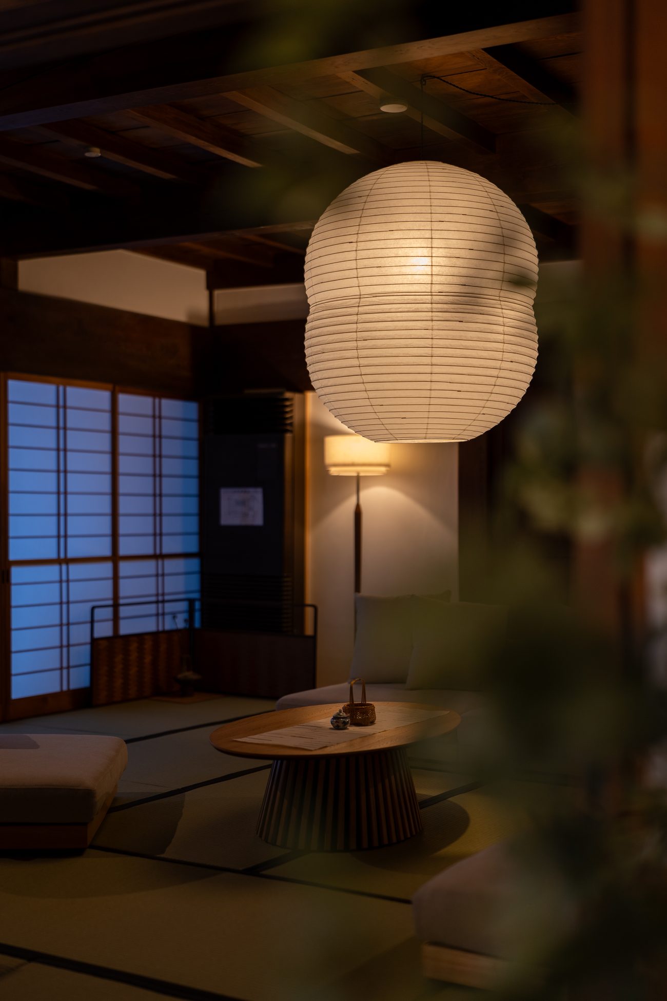 紙提灯のあかりが灯る母屋の居間