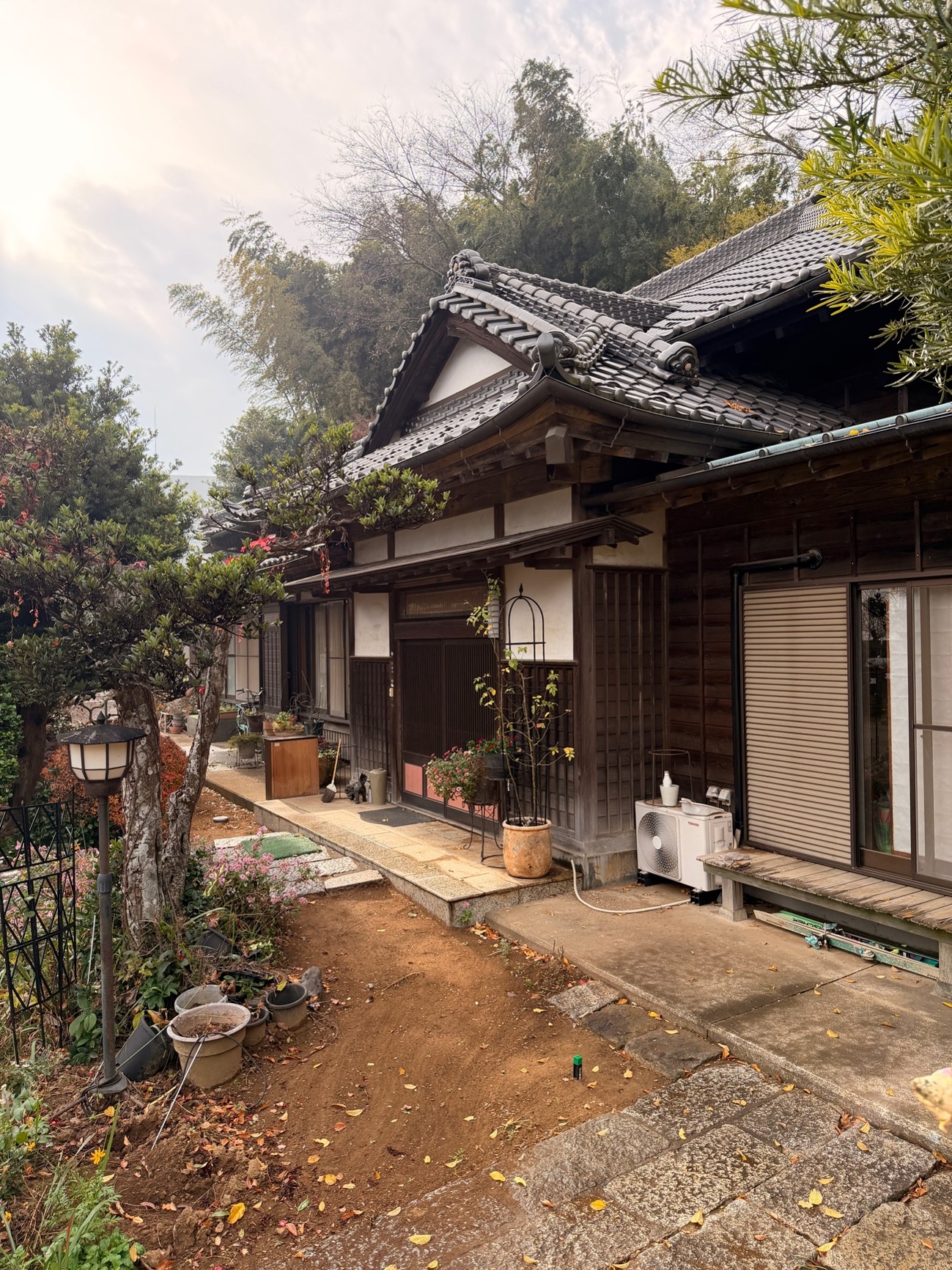 改修前の母屋。時を重ねた柱と梁の面影が残る